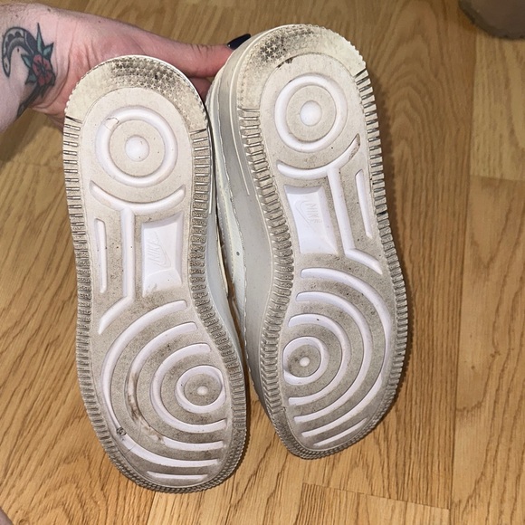 Nike White Women's Sneakers - Picture 4 of 5